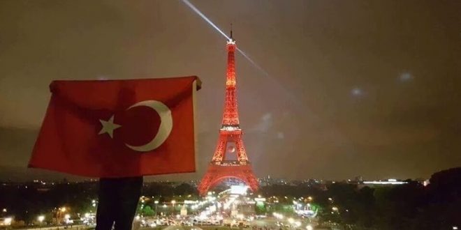 برج ايفل يضيء بألوان علم تركيا لهذا السبب