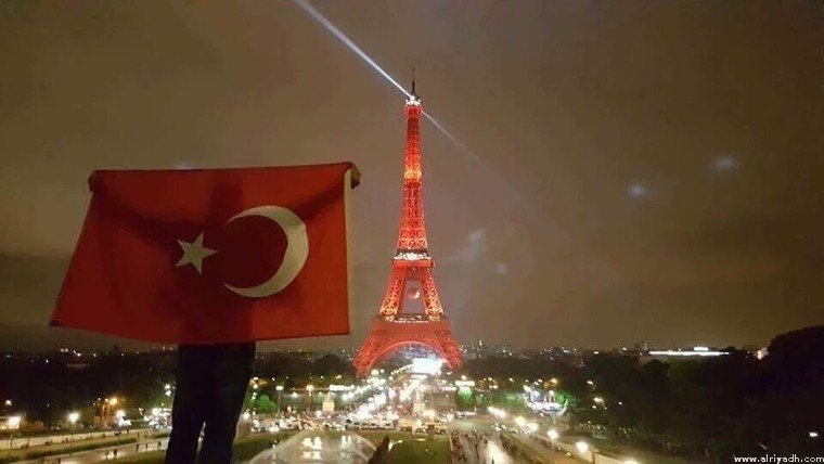 برج ايفل يضيء بألوان علم تركيا لهذا السبب