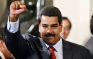 مادورو يقاوم الاستفتاء بشأن عزله: لن يحصل قبل عام