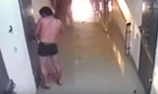 بالفيديو.. فرار سجين من فتحة باب الزنزانة