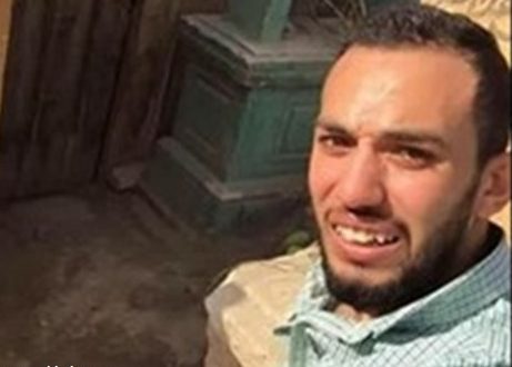 مصري يأخذ صورة سيلفي والقبر خلفي