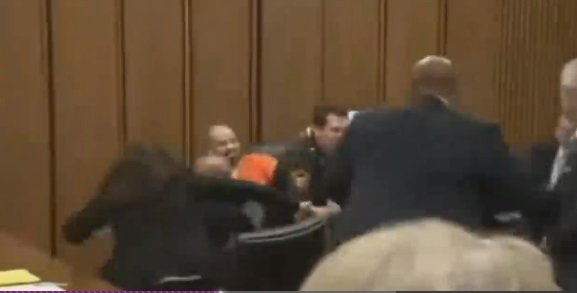 بالفيديو.. والد فتاة مقتولة يهجم على قاتلها بالمحكمة