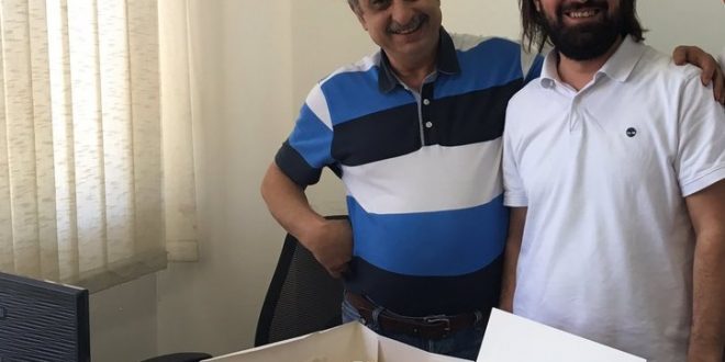الصحفي حسن عليق يحتفل بصدور مذكرة توقيف بحقه