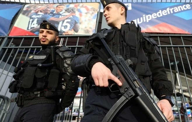 شرطة فرنسا تحاصر مسلحا داخل الفندق