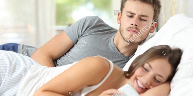 هذه الانواع من الرجال يراقبون زوجاتهم