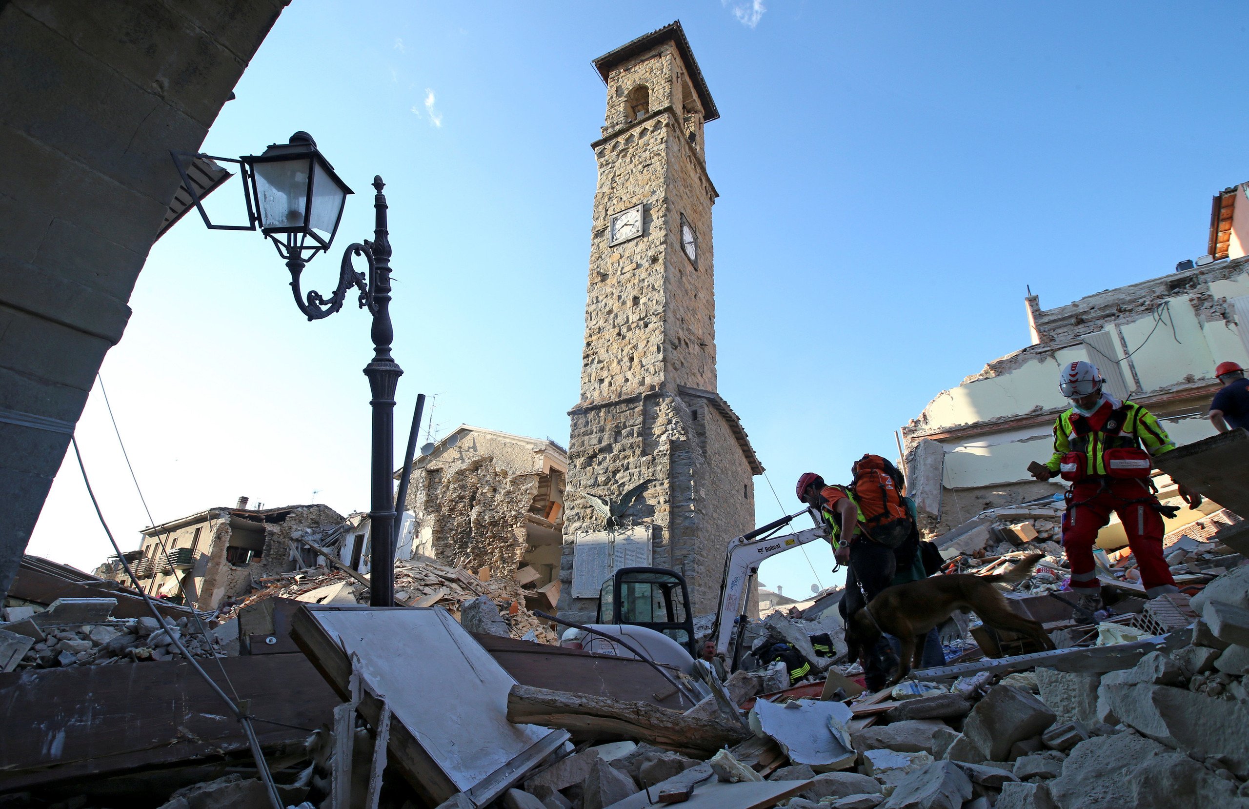 ارتفاع ضحايا زلزال إيطاليا إلى 250 قتيلا والبحث مستمر