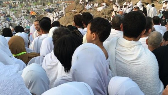 مليونا حاج يقفون على صعيد عرفات بمشهد مؤثر