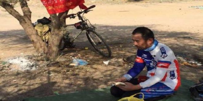 صيني يصل السعودية على دراجته الهوائية لأداء الحج