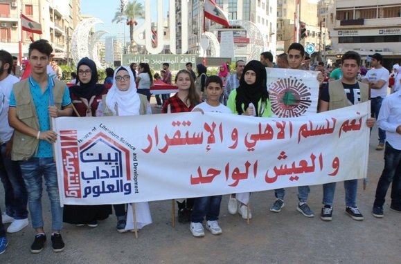 بالصور.. سلسلة بشرية عملاقة في طرابلس دعما للسلام