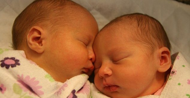 رضيعين توأمين Twin baby