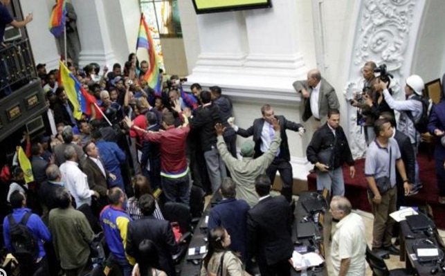 نواب فنزويلا يحاكمون الرئيس مادورو والشغب يبدأ