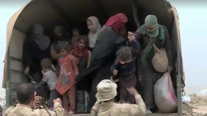 فرار العائلات من شرق الموصل هربا من المعارك