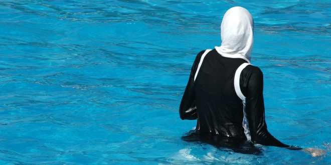 Hijab girl swimming - فتاة محجبة تسبح