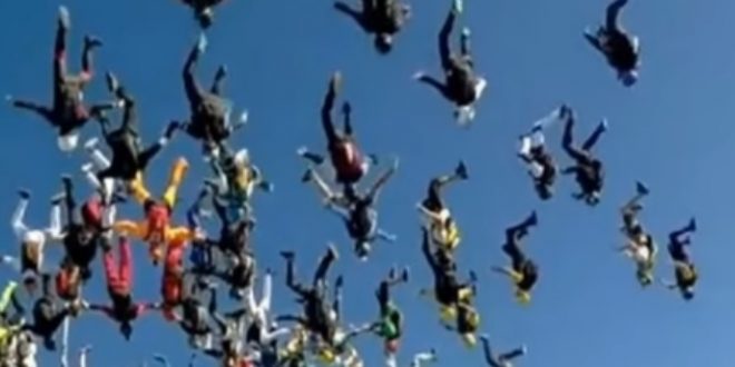 بالفيديو.. هروب جماعي من طائرة تحترق بالهواء
