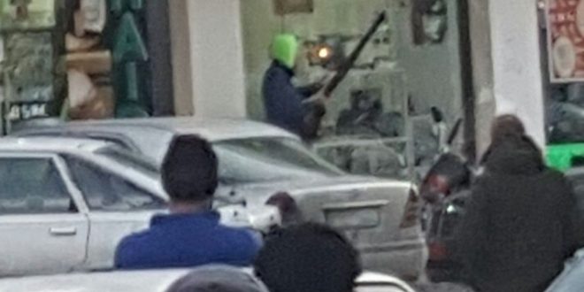 لبناني يقتل امه بإطلاق النار عليها ويشتبك مع الشرطة