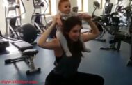 بالفيديو.. الاعلامية ديما صادق تقوم بتمارين رياضية مع طفلتها