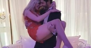 اين يضع صديق ميريام كلينك يده ؟