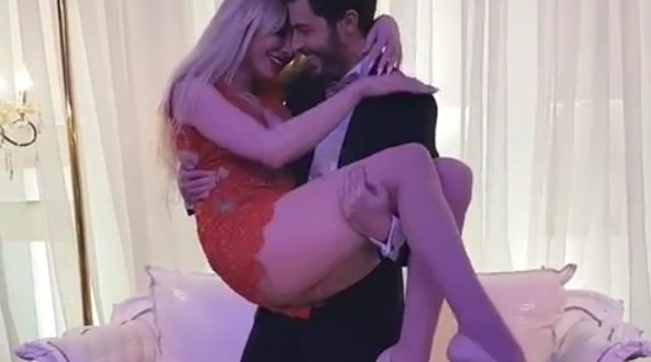 اين يضع صديق ميريام كلينك يده ؟