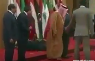 بالفيديو.. لحظة سقوط الرئيس اللبناني في القمة العربية