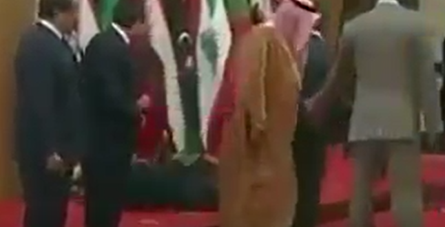 بالفيديو.. لحظة سقوط الرئيس اللبناني في القمة العربية