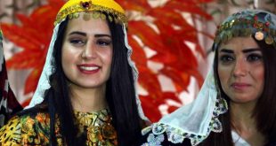 فتيات كرديات بالزي الكردي الرسمي
