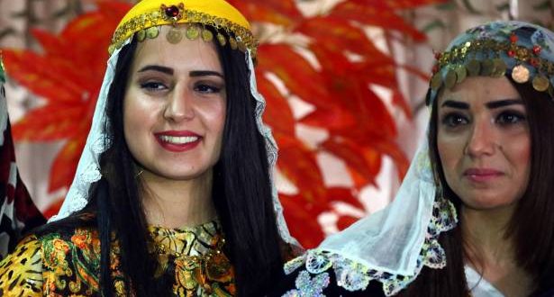 فتيات كرديات بالزي الكردي الرسمي