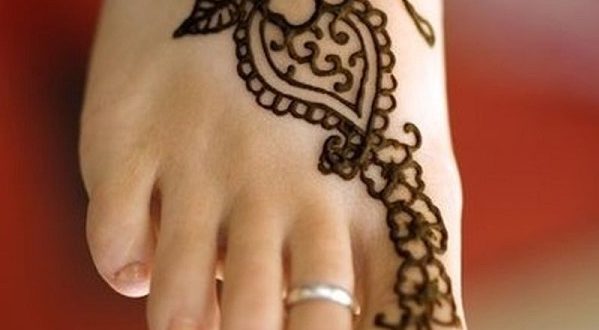 صور أقدام جميلة مع طريقة نقش الحناء عليها