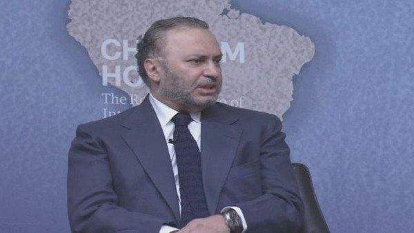 وزير اماراتي يتهم مصرف قطر المركزي بتمويل الارهاب