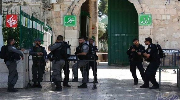 جنود الاحتلال يقفون قرب باب الاسباط في القدس
