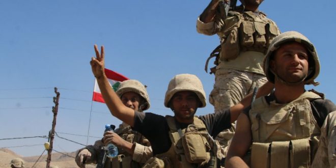 صورة ابطال الجيش اللبناني اثناء مرورهم بإحدى البلدات خلال معركة فجر الجرود