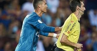 كريستيانو رونالدو يدفع الحكم في الكلاسيكو بعد طرده - Cristiano Ronaldo pushes the referee in ElClassico