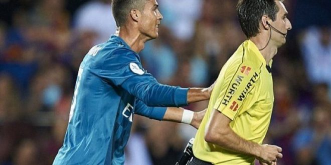 كريستيانو رونالدو يدفع الحكم في الكلاسيكو بعد طرده - Cristiano Ronaldo pushes the referee in ElClassico