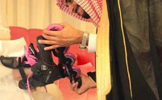 عروسان خليجيان يرتديان الزلاجات في زفة العرس