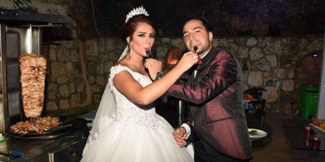 عروسان لبنانيان قطعا الشاورما في حفل زفافهما