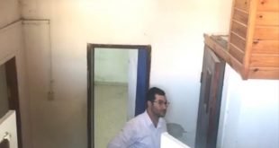 مستوطن داخل منزل الفلسطينيين من عائلة شماسنة بعدما استولى عليه
