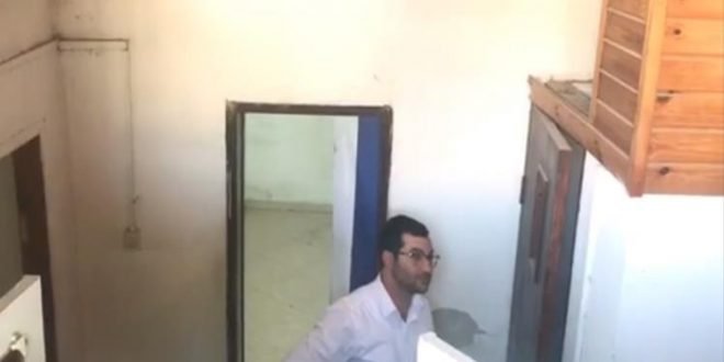 مستوطن داخل منزل الفلسطينيين من عائلة شماسنة بعدما استولى عليه