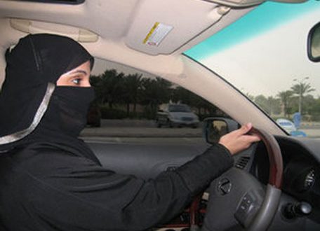 الشعب السعودي يواجه الملك بعد سماحه بقيادة المرأة