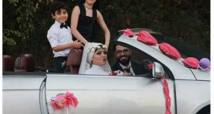 العروسان مع طفليهما