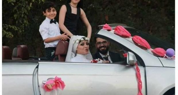 العروسان مع طفليهما