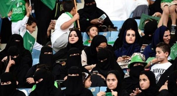 فتح الملاعب أمام السعوديات للتشجيع