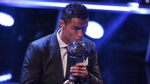كريستيانو رونالدو أفضل لاعب بالعالم في 2017