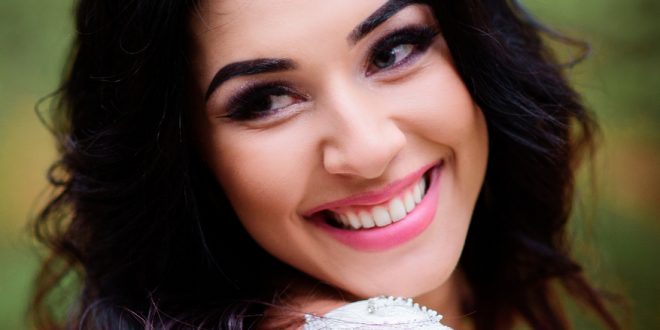 اسحري المدعوين بابتسامتك الجذابة واسنانك النظيفة