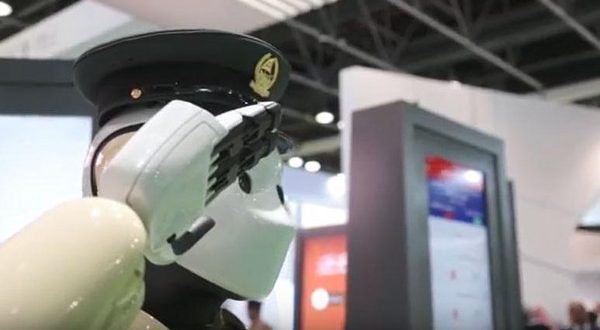 شرطة دبي تفتح باب التوظيف أمام الروبوتات