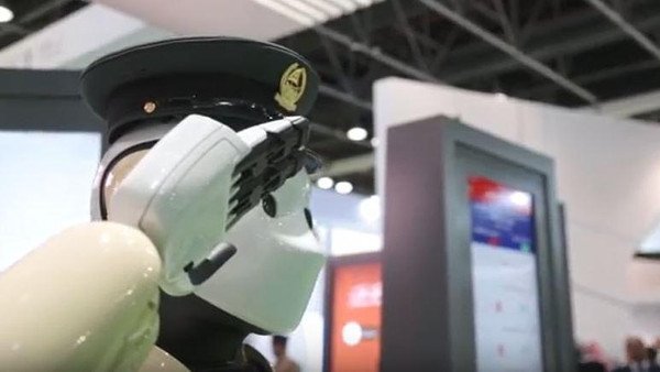 شرطة دبي تفتح باب التوظيف أمام الروبوتات