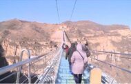 افتتاح أطول وأعلى جسر زجاجي بالعالم في الصين