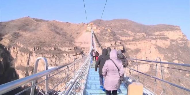 الصين تدشن أطول وأعلى جسر زجاجي بالعالم
