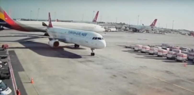 تصادم طائرتين ونجاة الركاب في مطار اسطنبول
