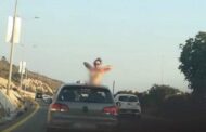 بالصور..فتاة لبنانية تكشف صدرها أمام السائقين