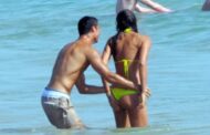 بالصور: رونالدو يداعب صديقته في المياه