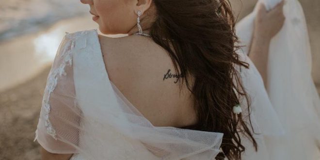 اسما شريف منير اختارت الشعر المنسدل والمتوج وزينته بالورود البيضاء الصغيرة